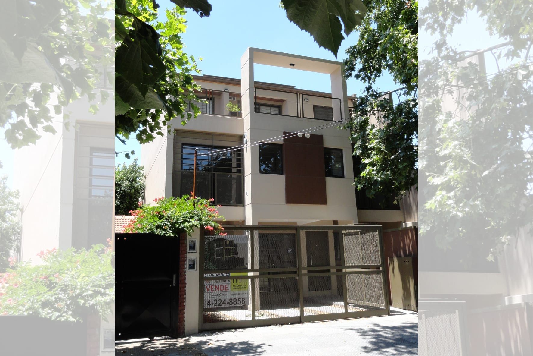 Frente de Formosa 10 recién terminado, con portón de acceso vehicular, cartel de venta y árboles de la vereda