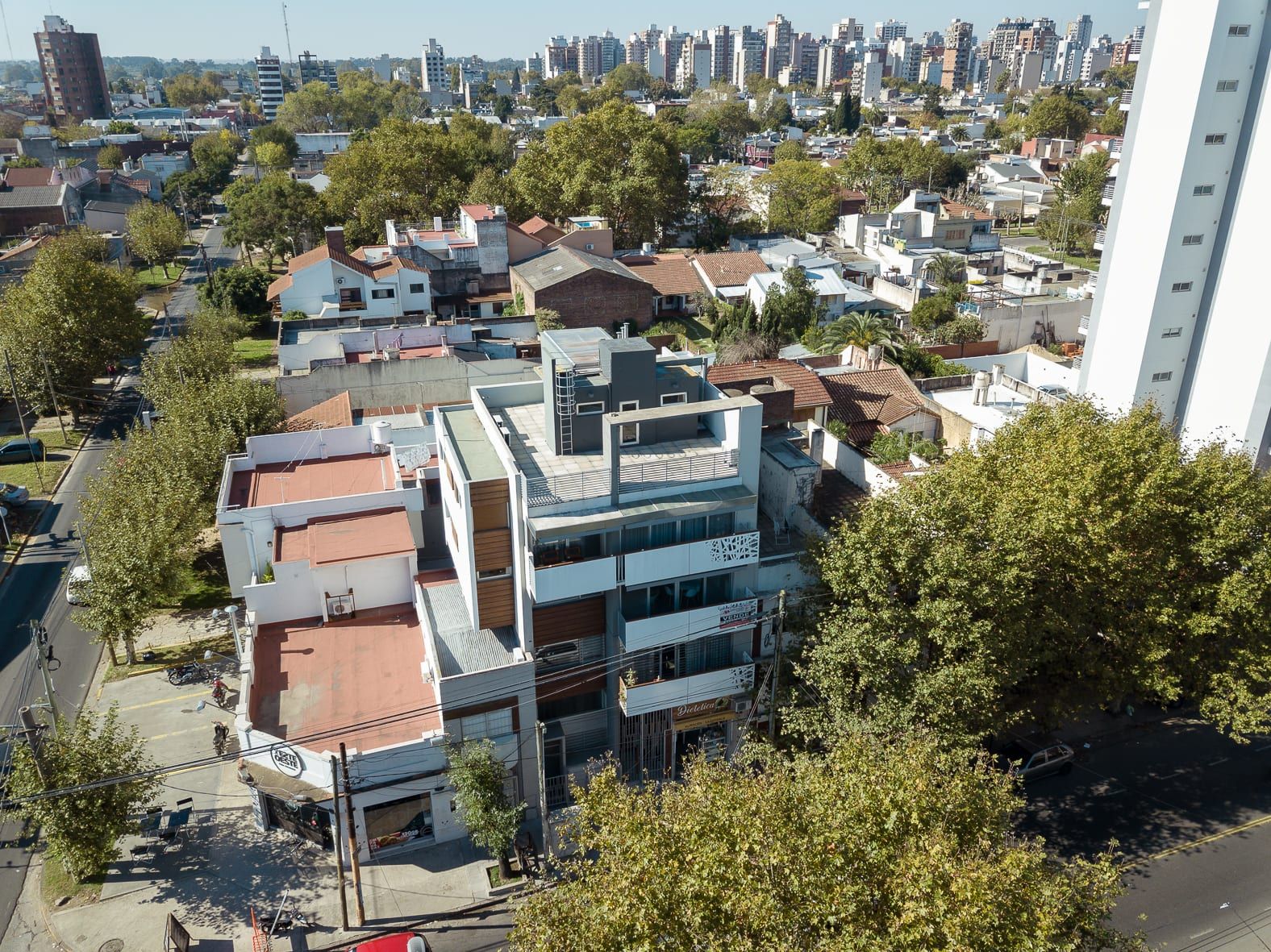 Vista aérea de Vicente López 404 en la esquina, con terraza propia y el tejido urbano de Quilmes de fondo
