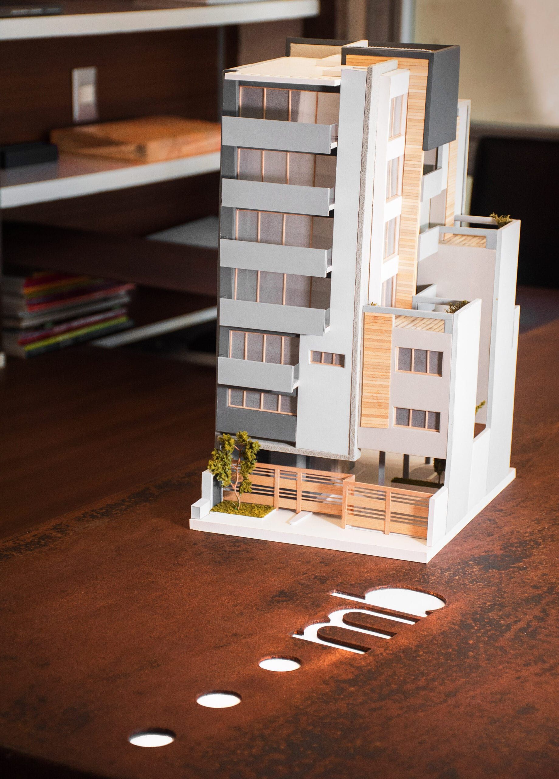 Maqueta a escala de República 331 sobre el escritorio de MORELLIBINO, con balcones, madera y patio de acceso